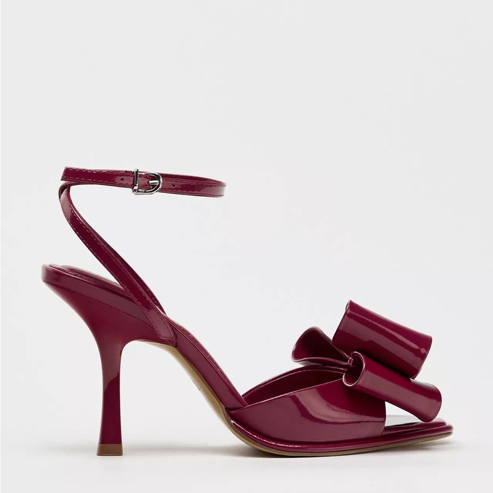 Zara Patent Effect Bow Sandals

Color- Strawberry Red 

-Size 10

NEW